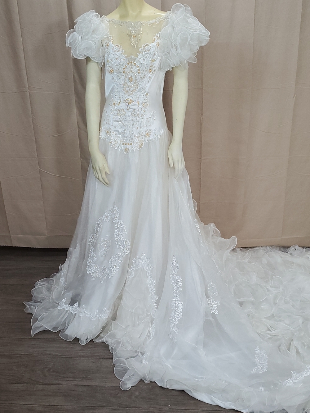 Elegant White Wedding Gown with Floral Appliqué